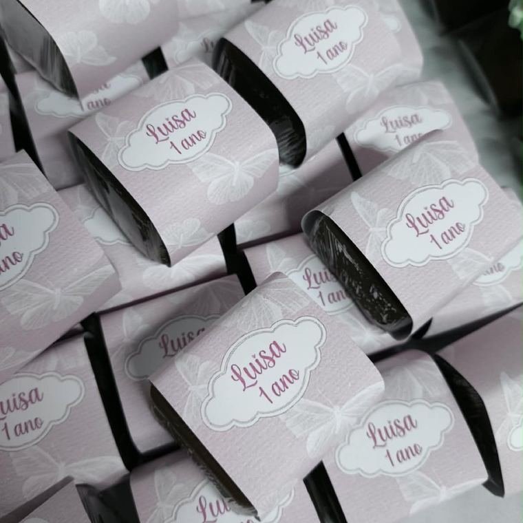 Lembrancinhas personalizadas com o nome da aniversariante.