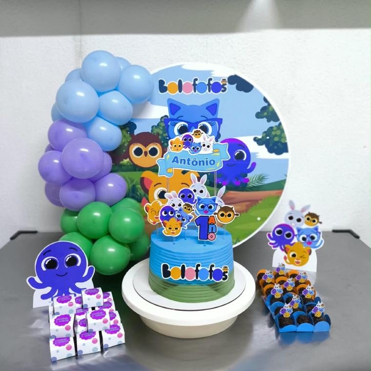 Mesa de aniversário no tema Bolofofos, com painel, balões e lembrancinhas.