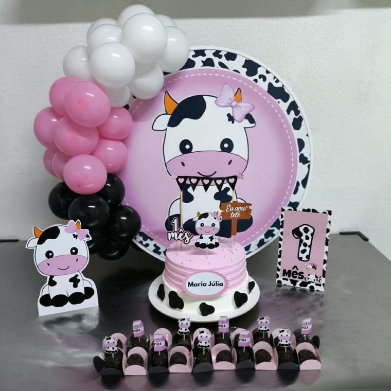Mesa de mesversário no tema vaquinha, com painel, balões e bolo.