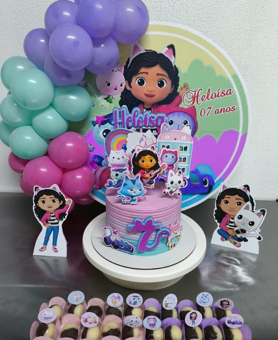 Mesa de aniversário montada pela Festa & Doce: painel temático, balões, bolo decorado e doces personalizados.